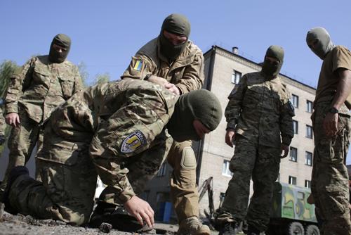 Ukraine xây tuyến phòng thủ quanh Donbass
